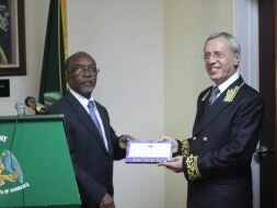 Посол вручил верительные грамоты президенту Содружества Доминики.| The Ambassador presented credentials to the President of the Commonwealth of Dominica